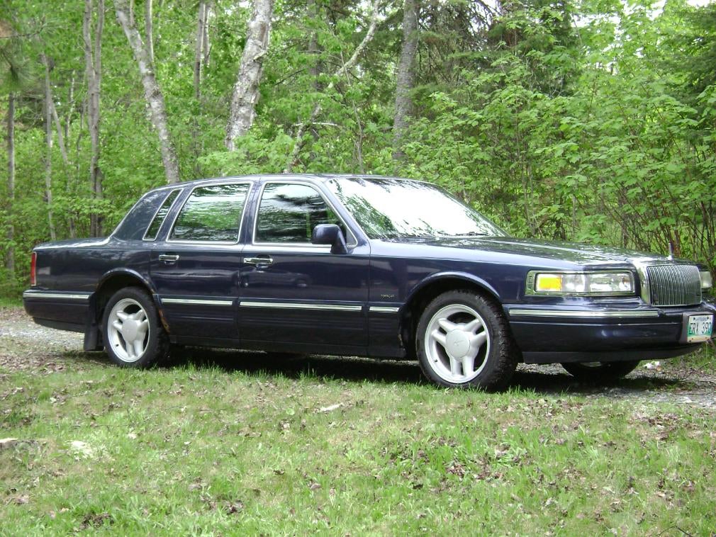 1995 Lincoln Town Car 4 Dr Executive Sedan picture, exterior