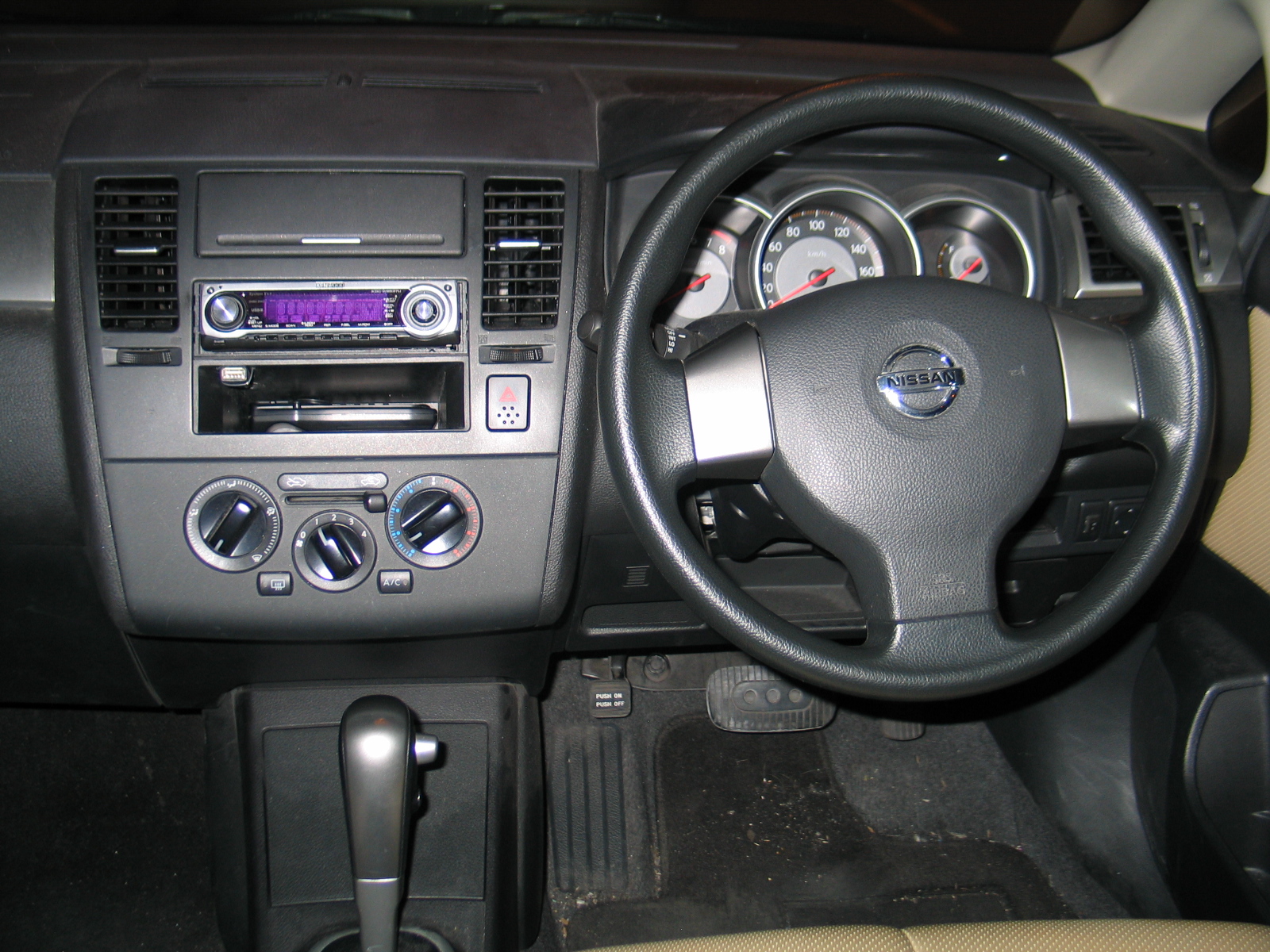 Nissan tiida interior #3
