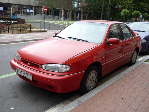 White Hyundai Elantra 2002. Black Hyundai Elantra 2002