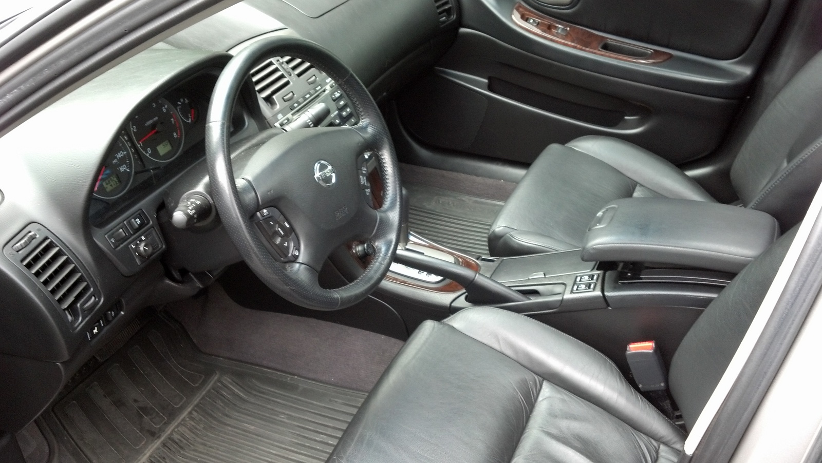 2002 Nissan maxima interior