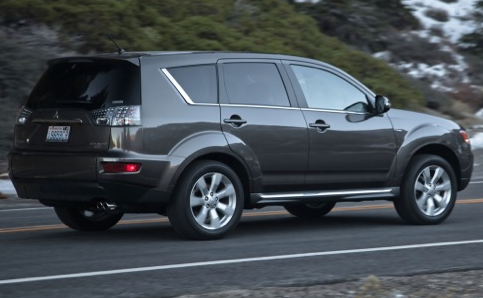 Mitsubishi on 2013 Mitsubishi Outlander  Back Quarter View   Manufacturer  Exterior