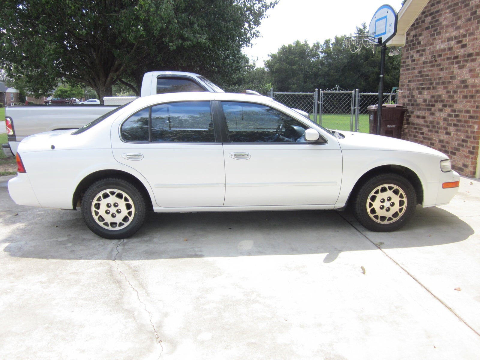 Picture of the 1996 nissan maxima #2
