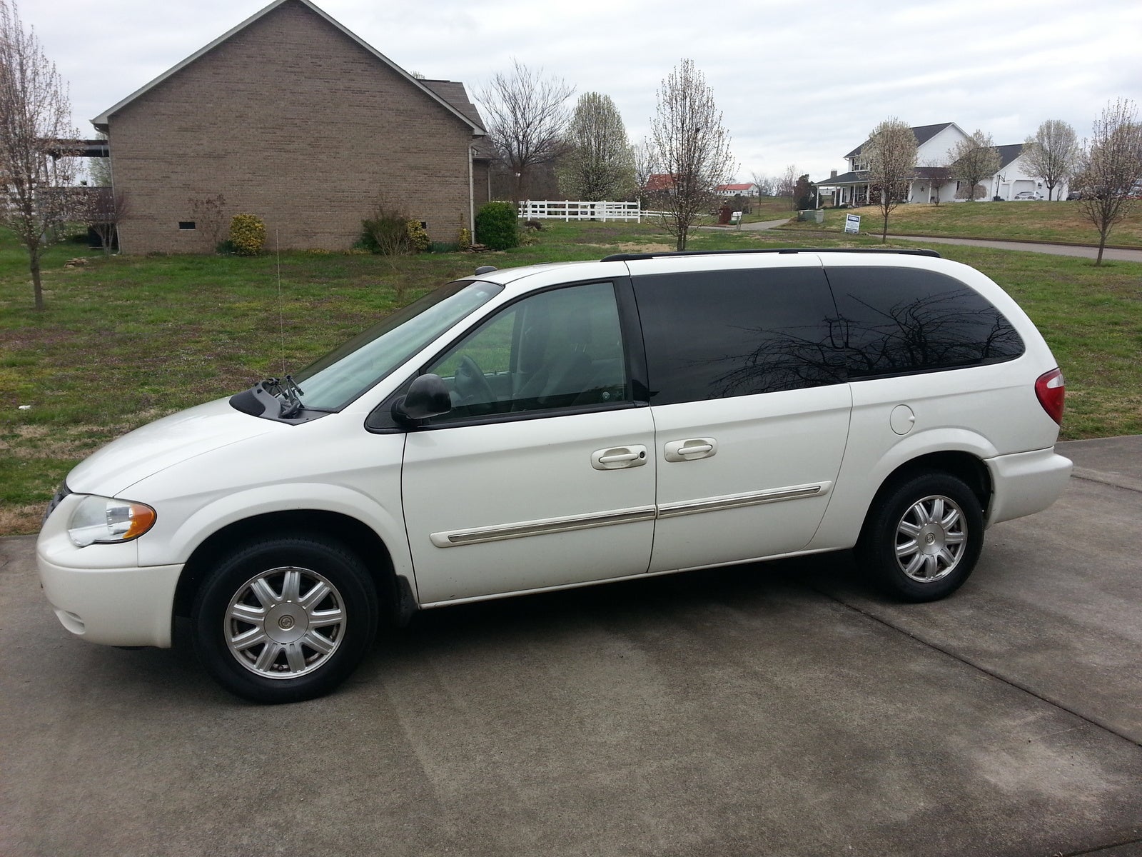 2005 Chrysler Town & Country Pictures CarGurus