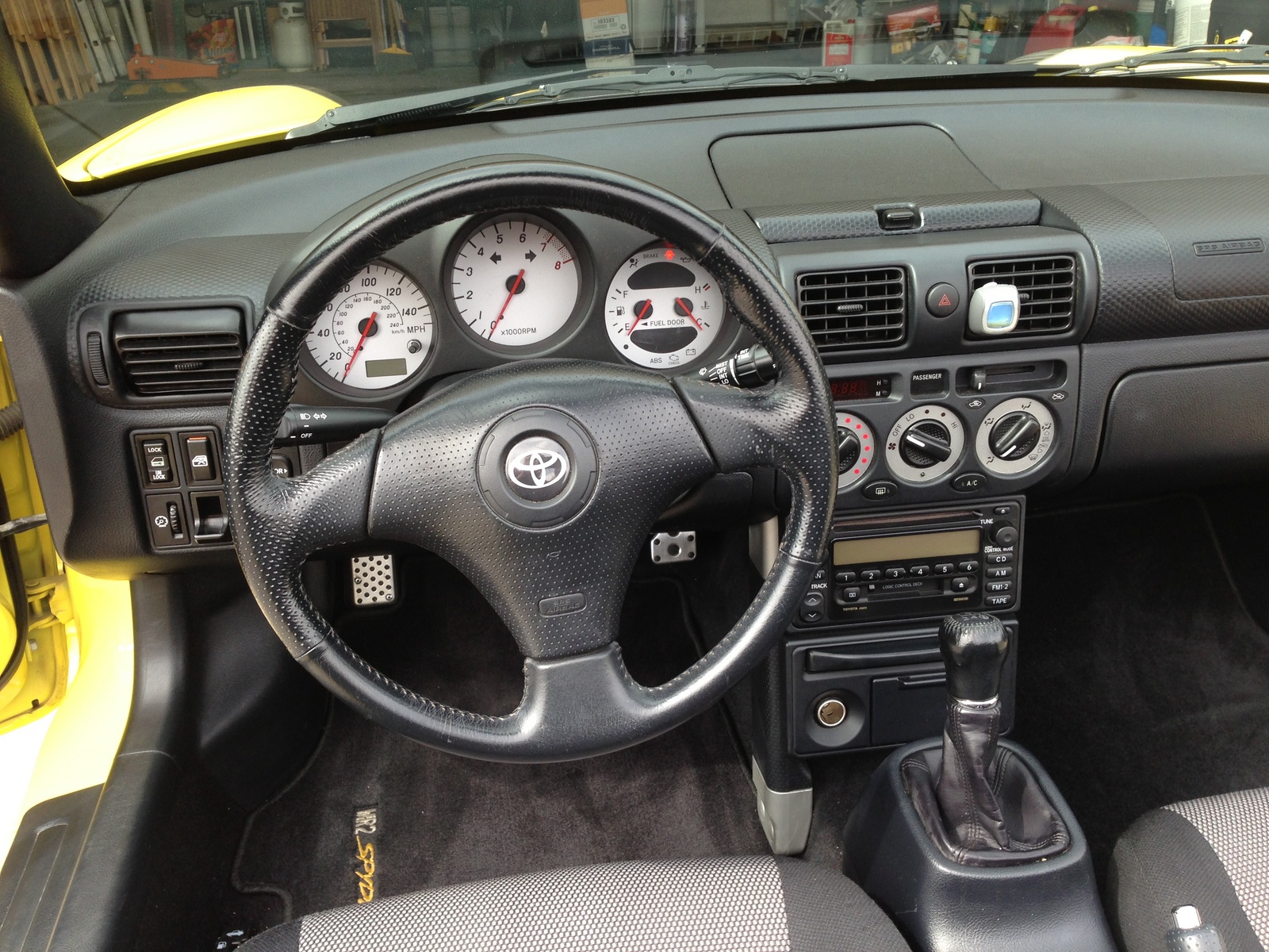 Toyota mr2 spyder interior