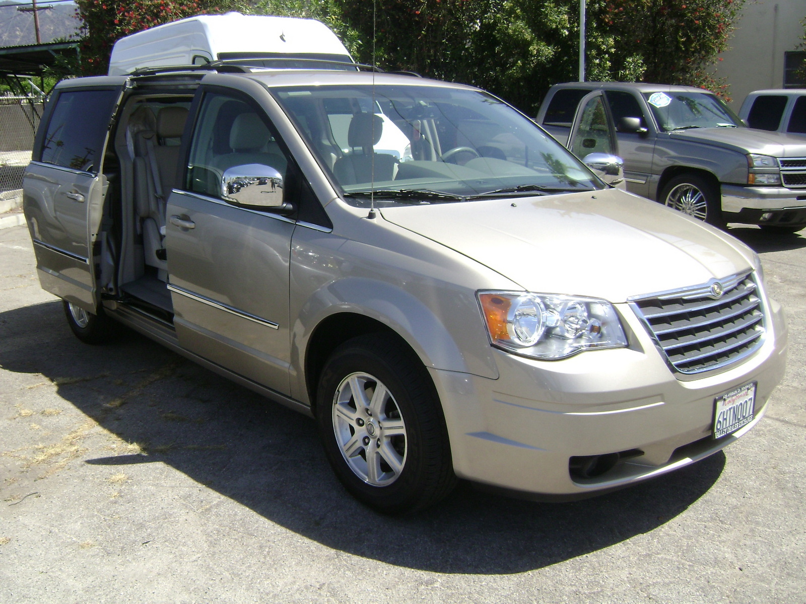 2009 Chrysler town and country models #3