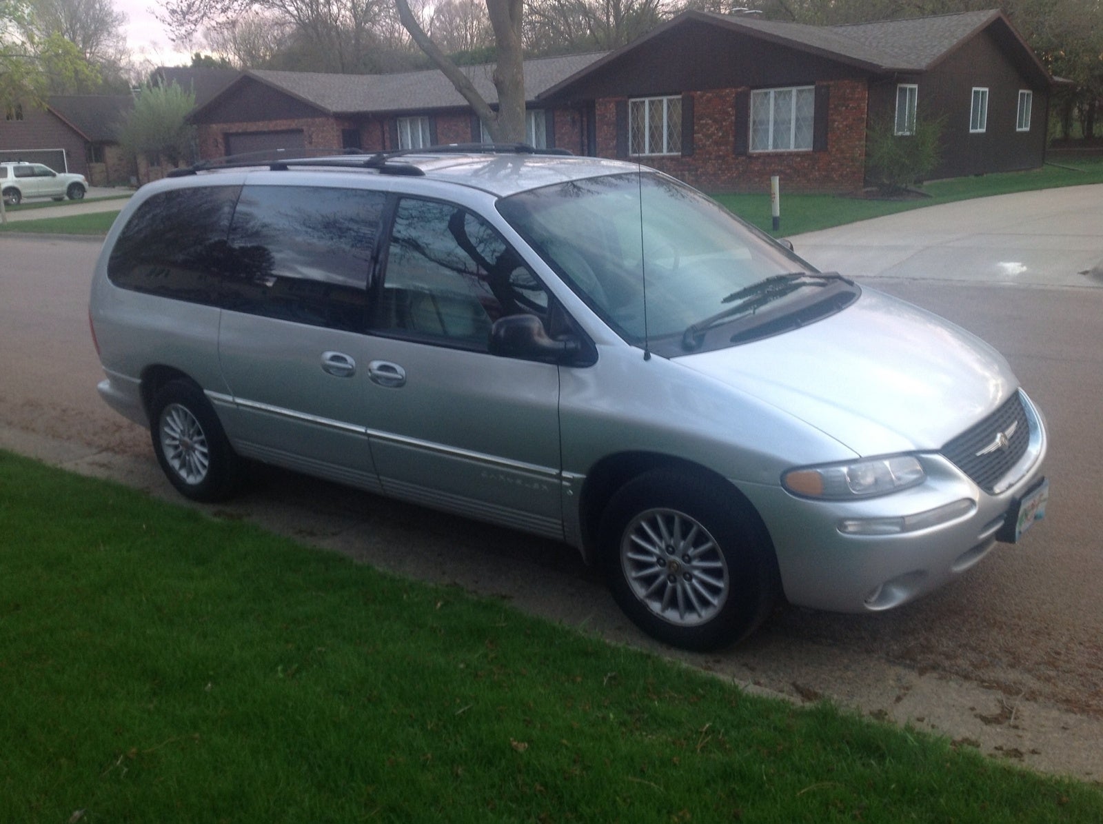2000 Chrysler Town & Country Pictures CarGurus