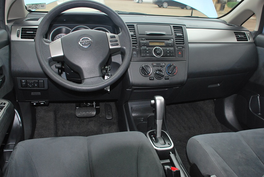 2009 Nissan versa hatchback interior #4