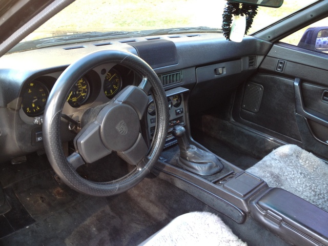 1985 Porsche 944 Interior