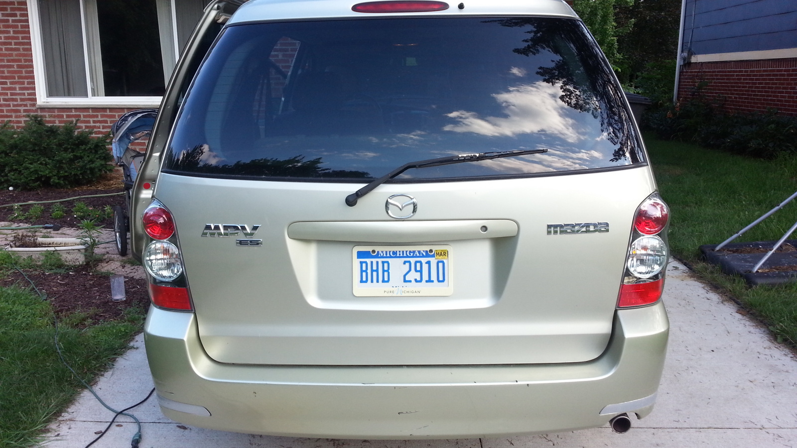 2004 Mazda MPV