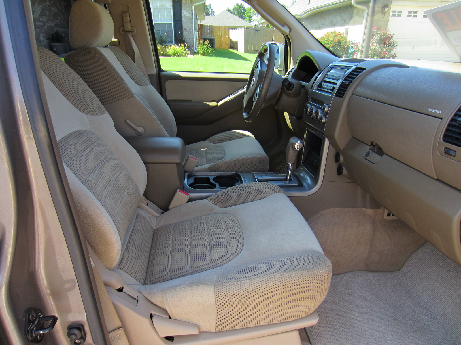 2005 Nissan pathfinder se interior