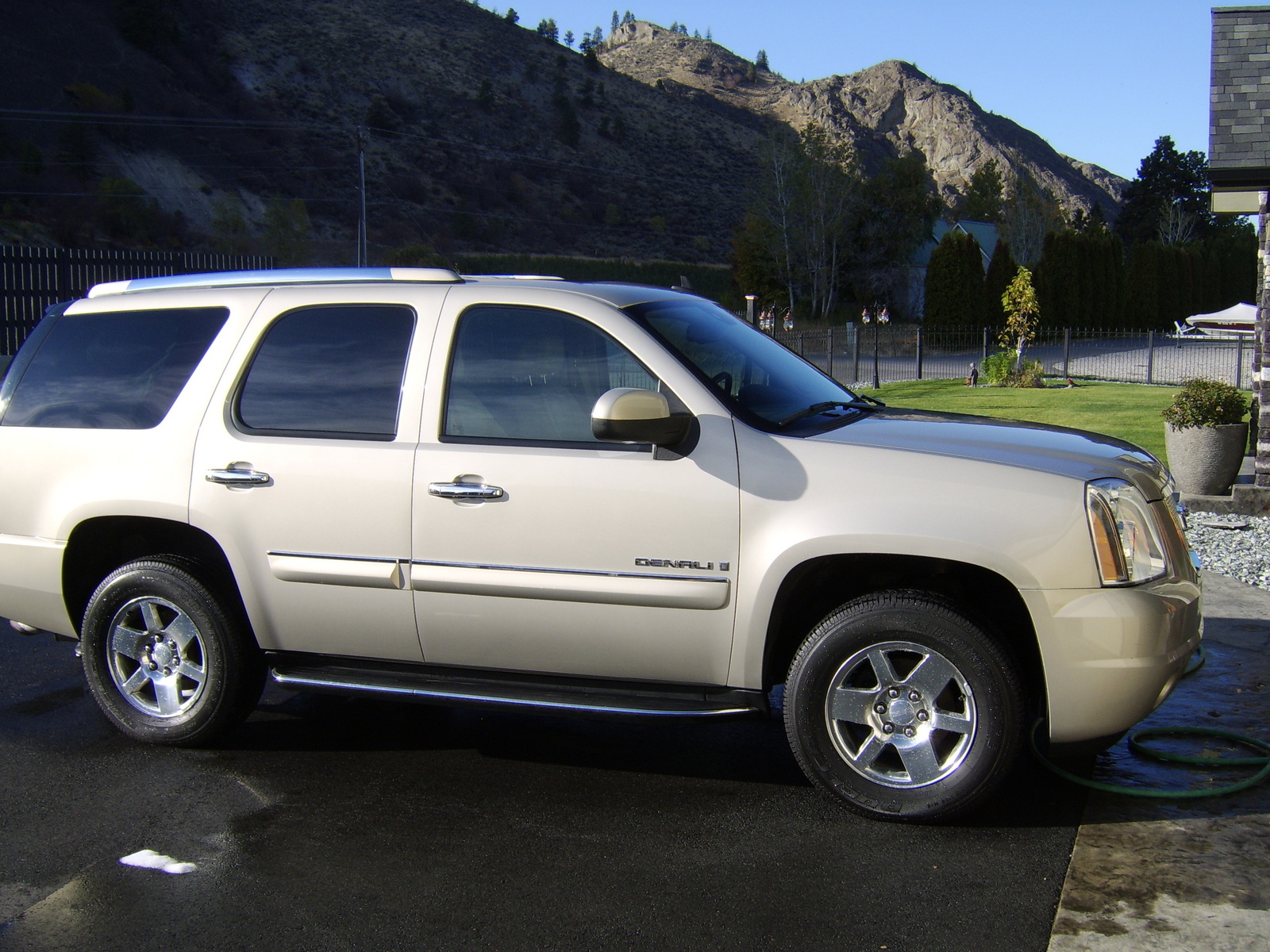 2007 GMC Yukon Denali Pictures CarGurus