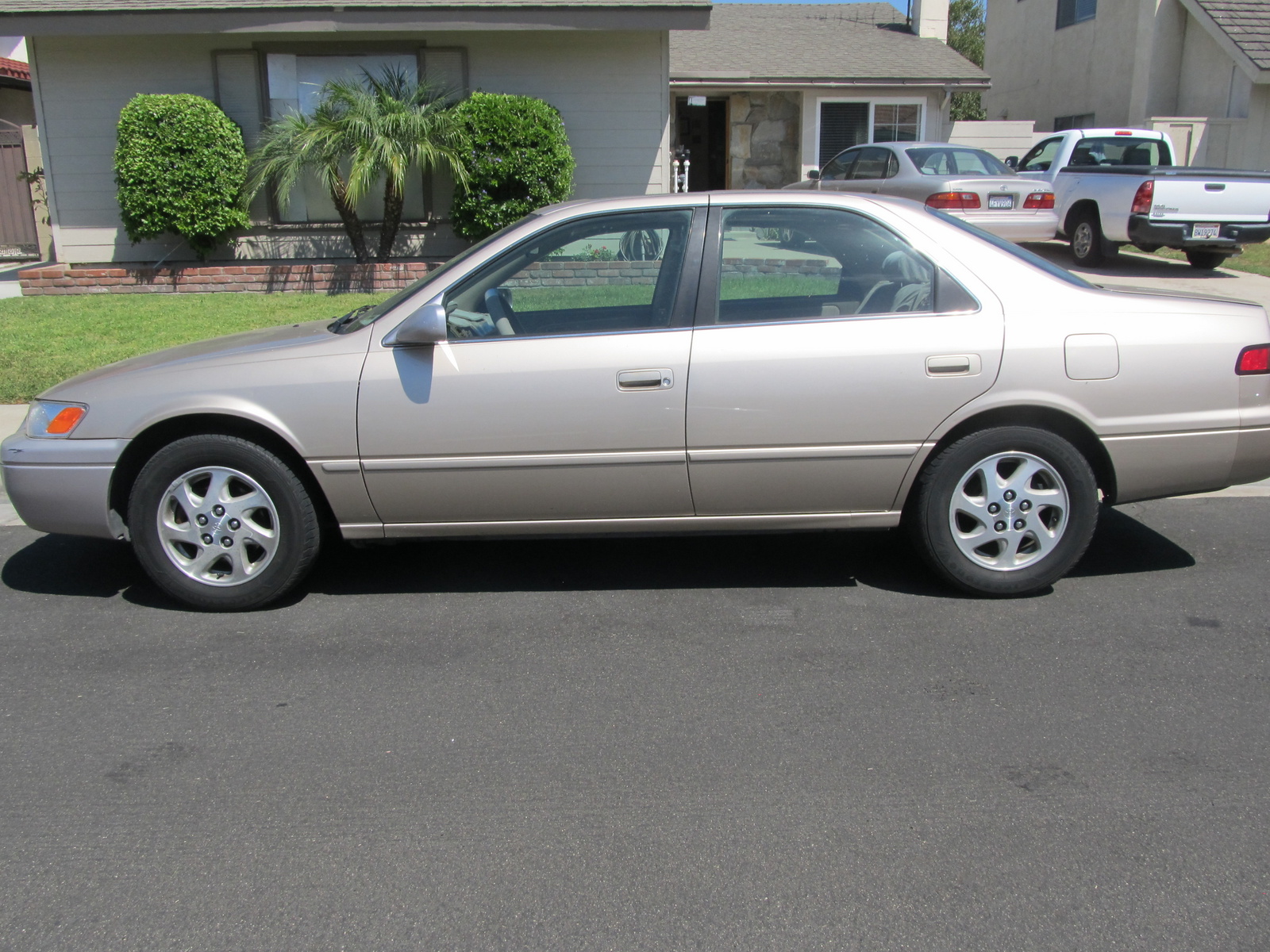 2012 toyota camry xle tire size