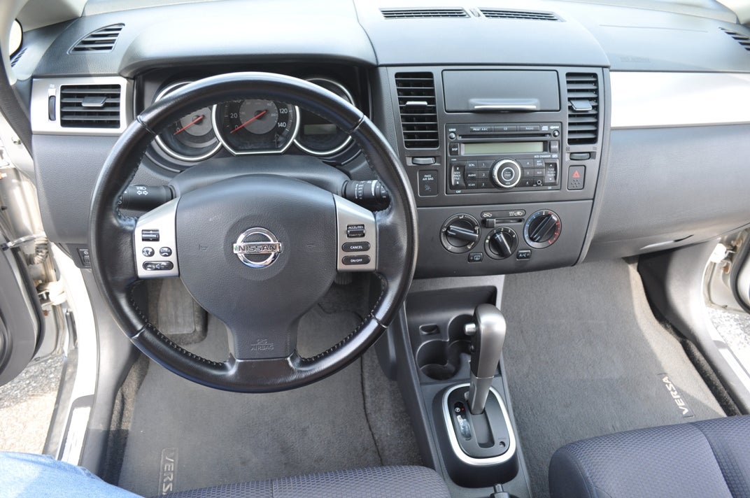 Nissan versa hatchback interior pictures #7