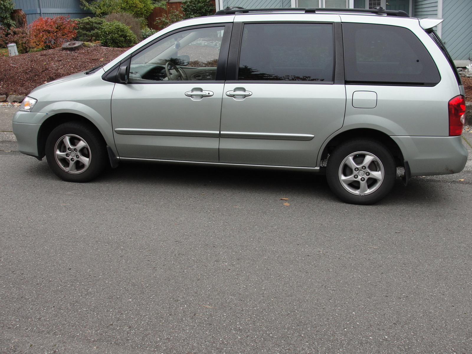 2002 Mazda MPV