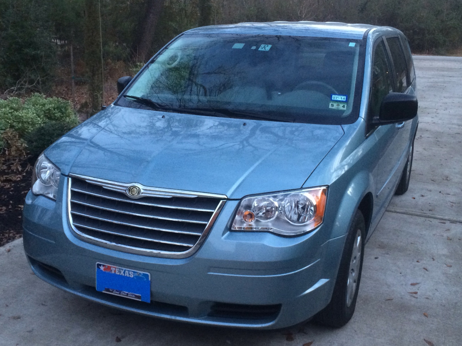 2009 Chrysler Town & Country Pictures CarGurus