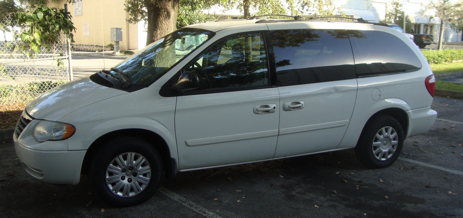 2005 Chrysler town and country pics #2