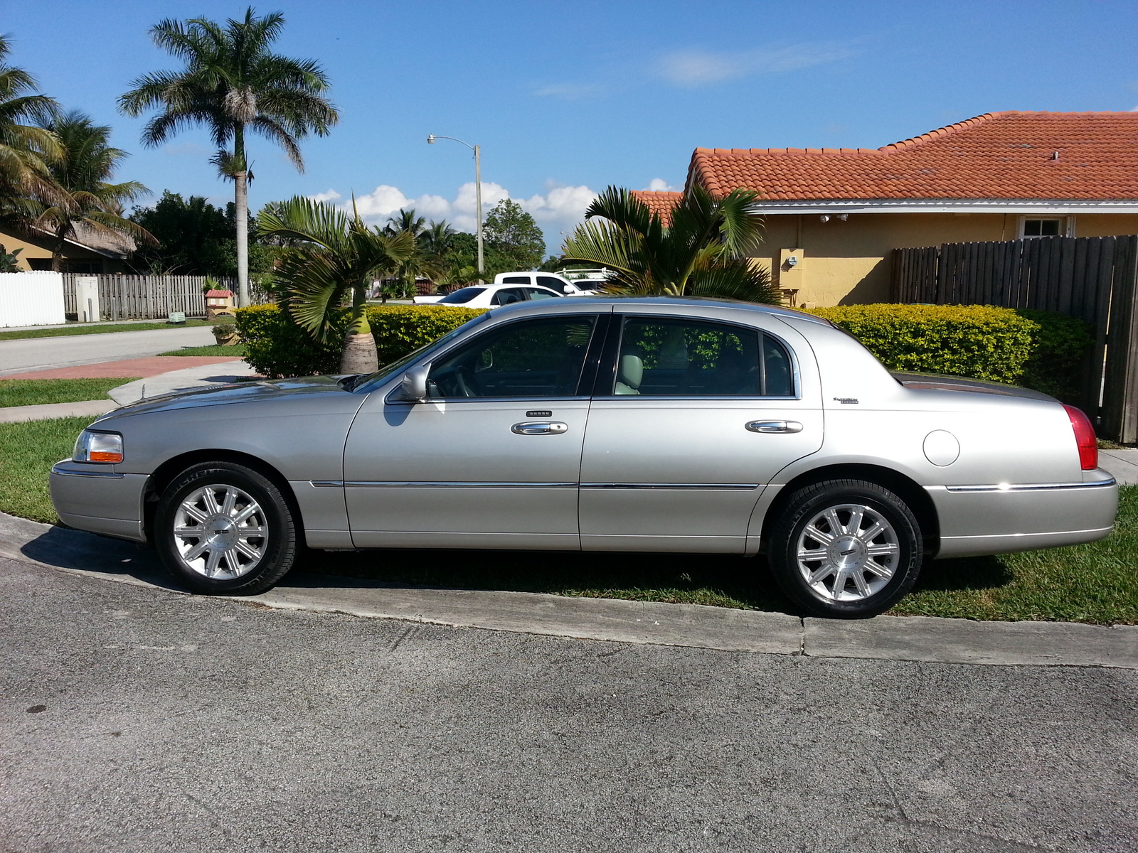 2007 Lincoln Town Car Pictures CarGurus