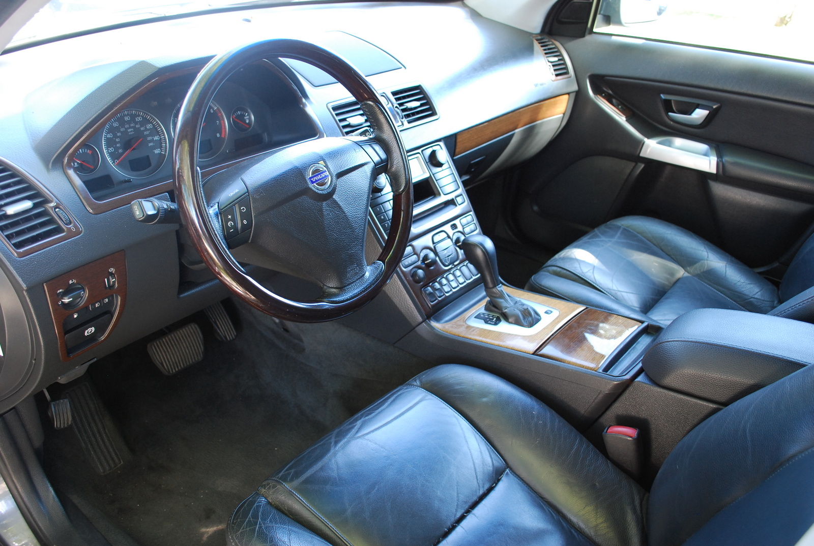 Exclusive:  Inside The 2005 Volvo Xc90 V8 #2437 - q3z2eax