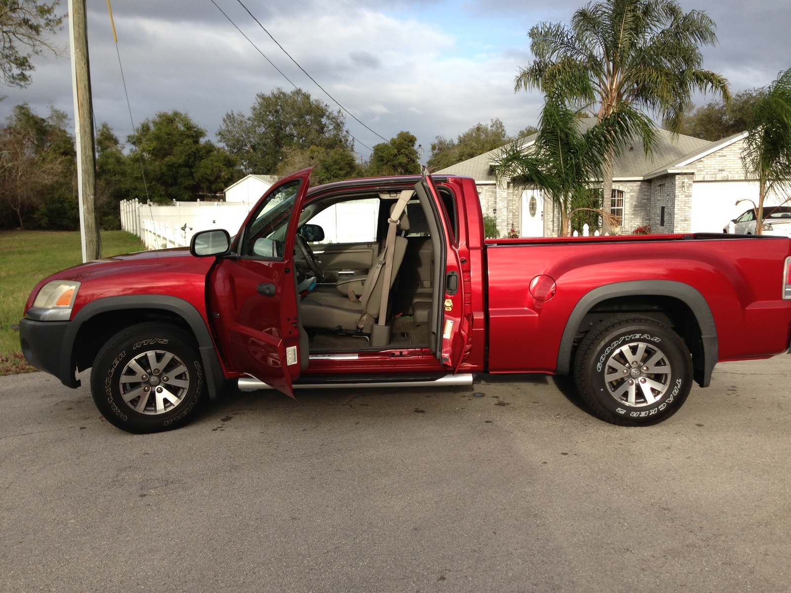 2006 Mitsubishi Raider