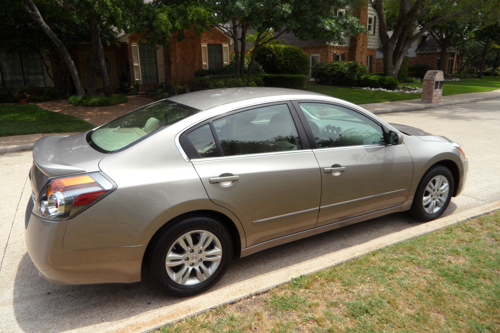 2011 Nissan altima review car and driver #7