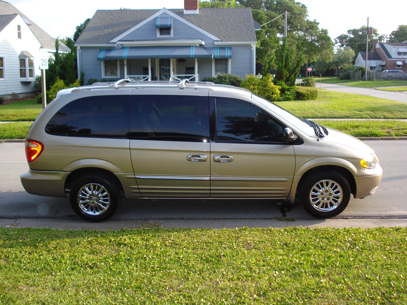 2003 Chrysler Town & Country Overview CarGurus