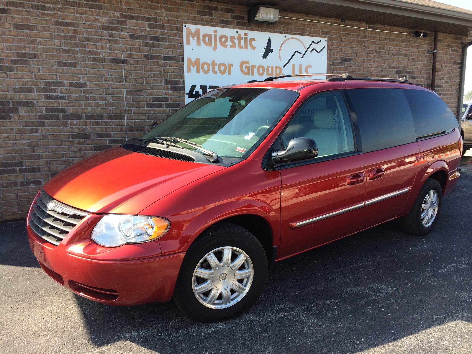 2005 Chrysler town and country features #3
