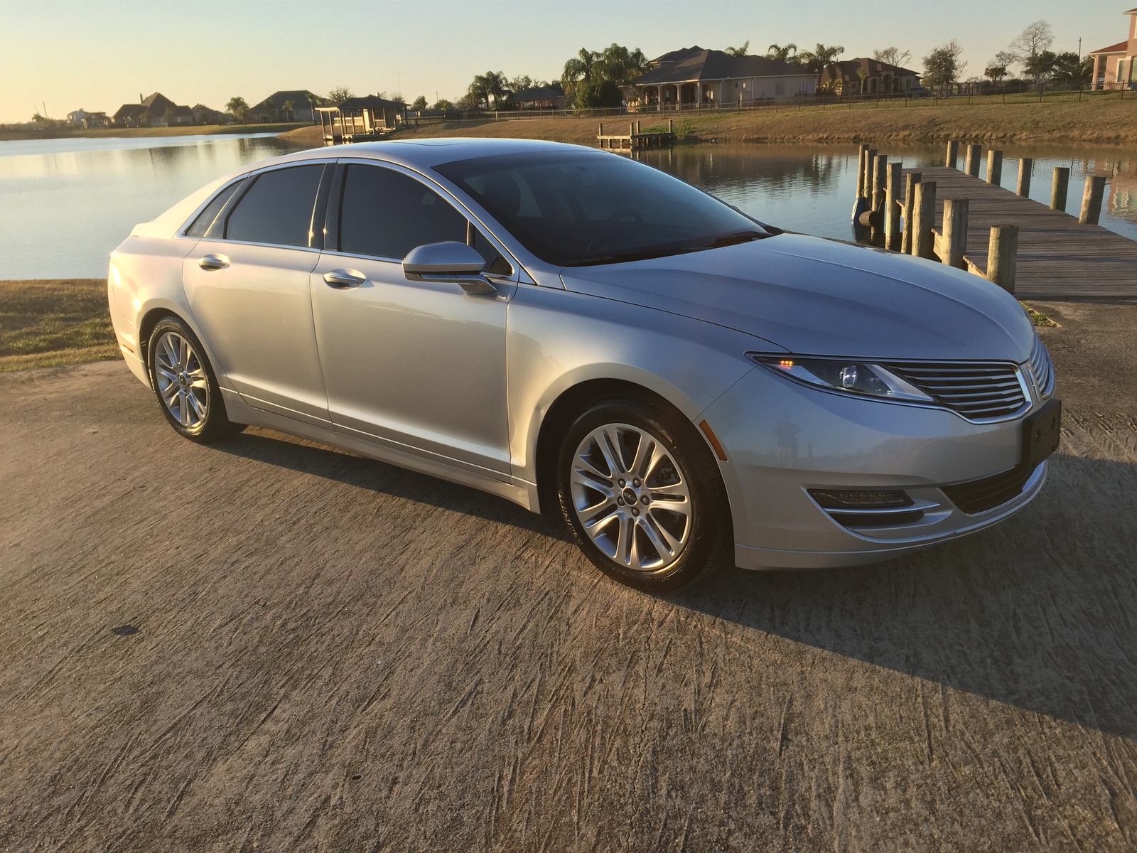http://static.cargurus.com/images/site/2016/04/15/03/59/2015_lincoln_mkz_base-pic-8649084888974045054-1600x1200.jpeg