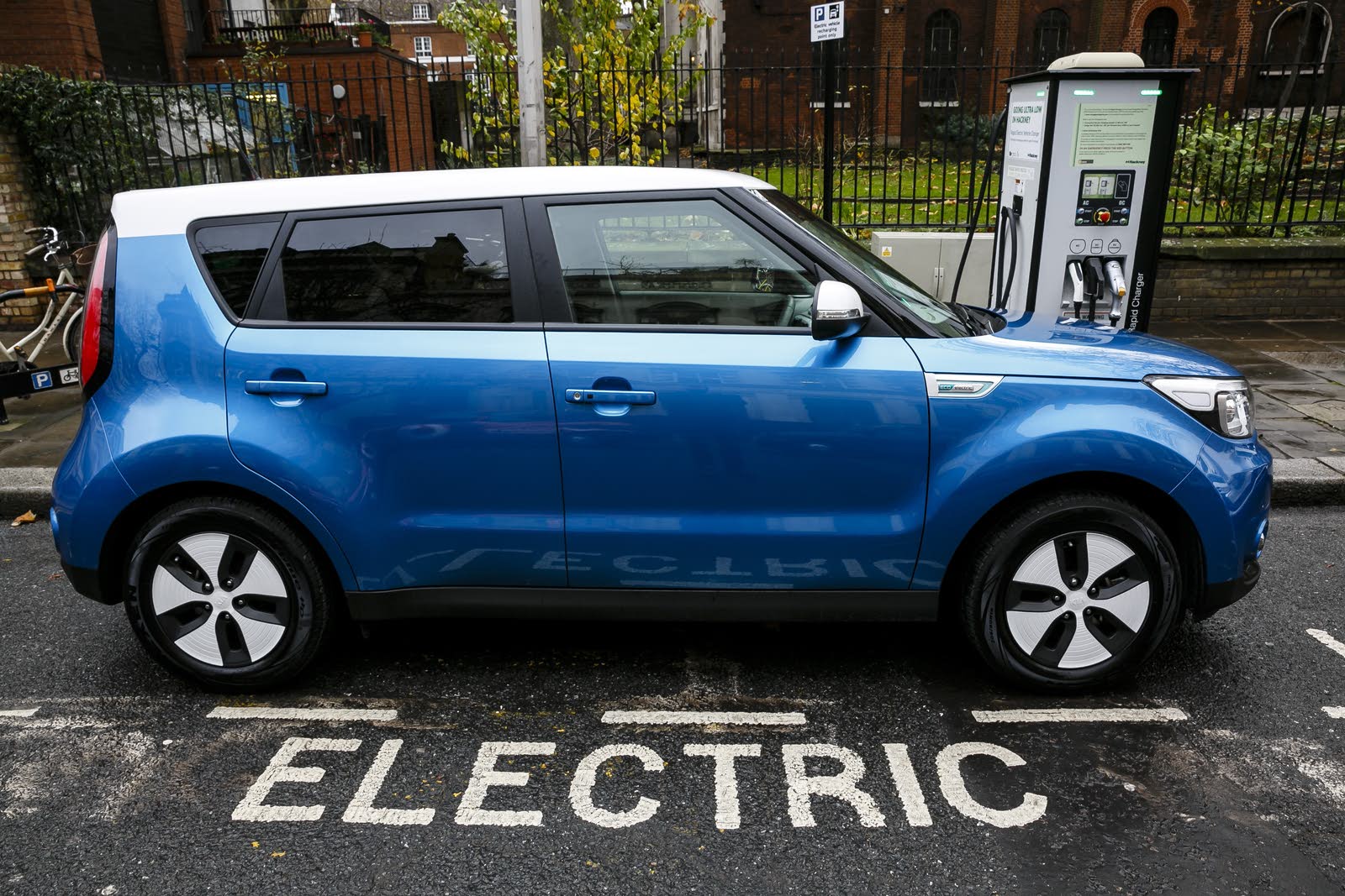 how-to-charge-an-electric-car-cargurus-co-uk