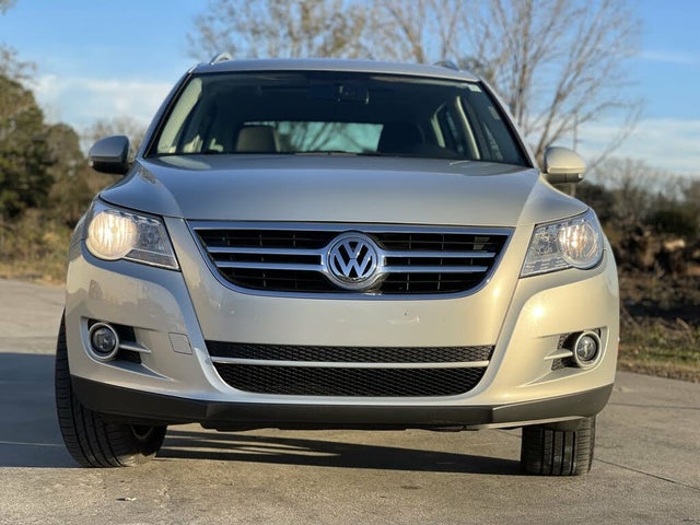 2011 Volkswagen Tiguan SE with Sunroof and Navigation