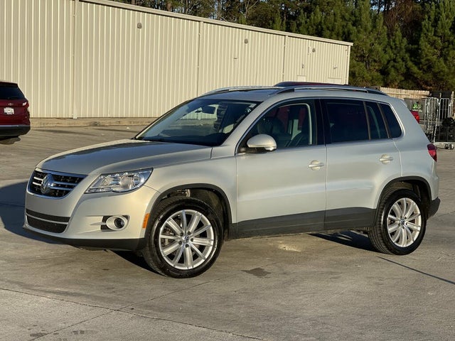 2011 Volkswagen Tiguan SE with Sunroof and Navigation