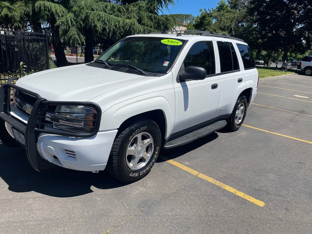 2005 trailblazer white