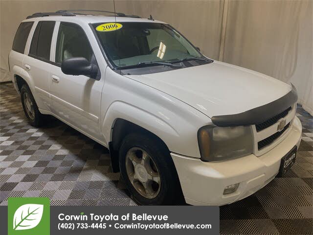 2005 trailblazer white