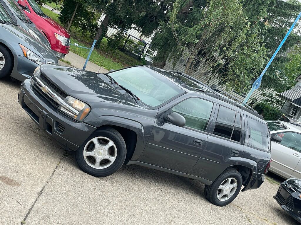 dark grey trailblazer