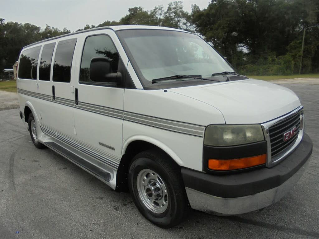 White 2004 GMC Savana 2500 Passenger Van, Image 0