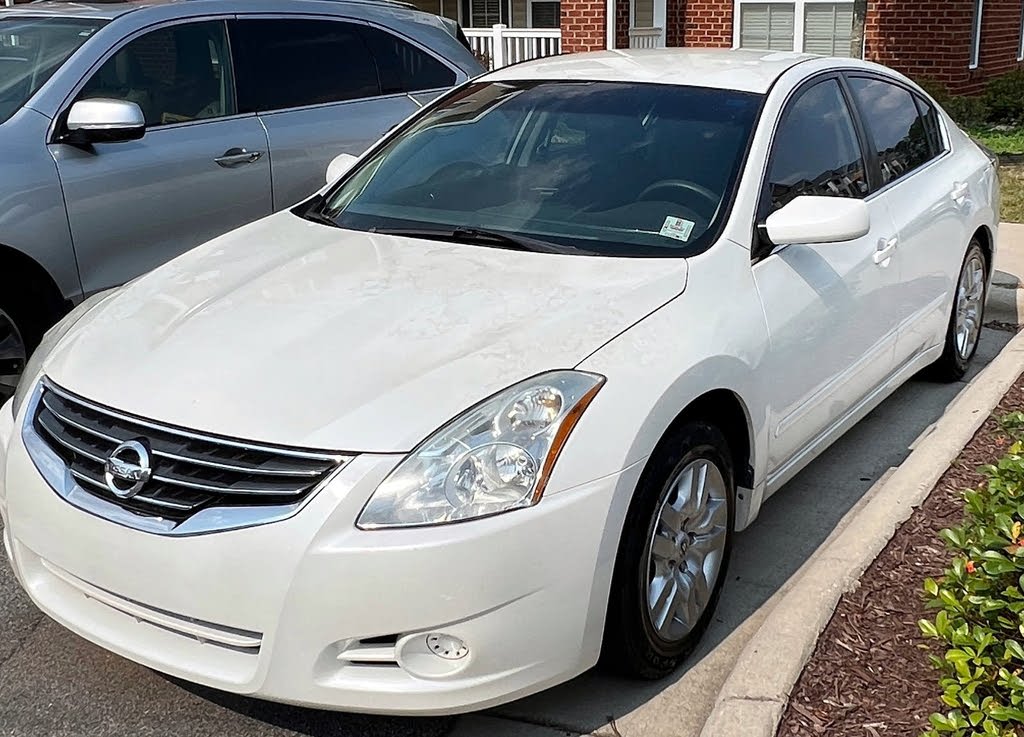 2010 nissan altima white