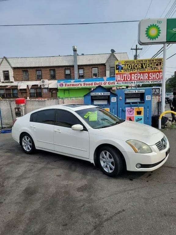 white nissan maxima 2005