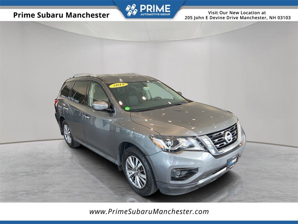 gray nissan pathfinder