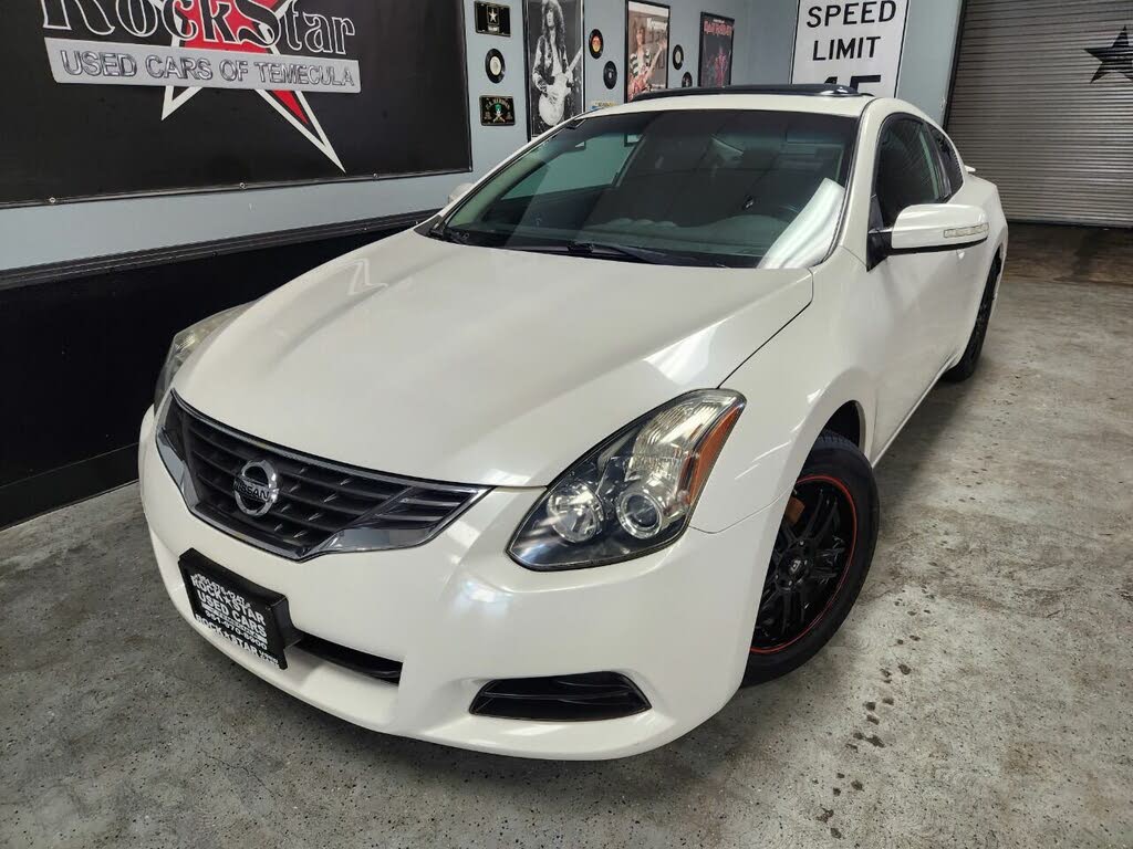 2010 nissan altima coupe white