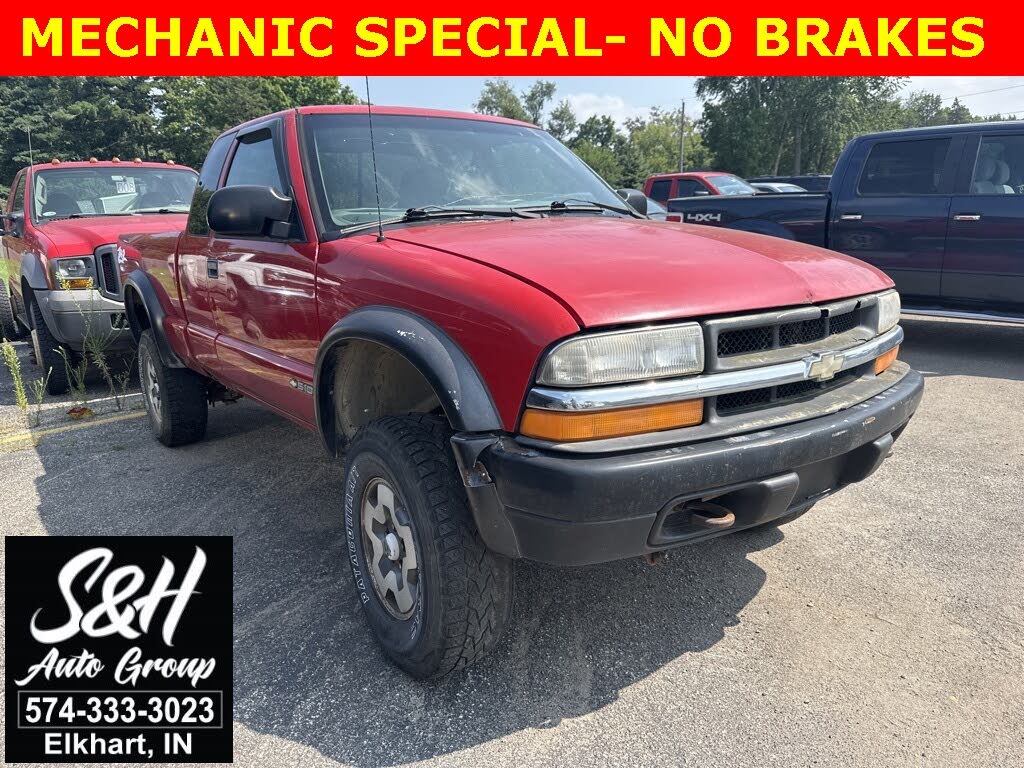 Red 2001 Chevrolet S-10 LS, Image 0