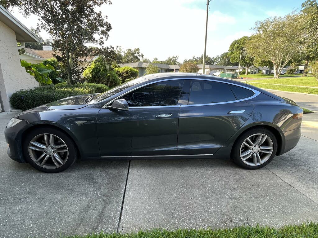 Tesla model store 90