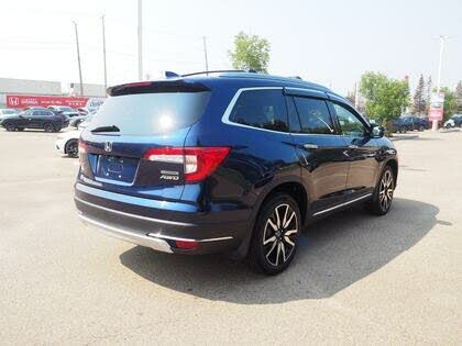 2019 Honda Pilot Touring AWD with Rear Captain's Chairs