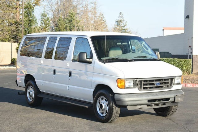 2004 Ford E-Series E-350 Super Duty XL Passenger Van