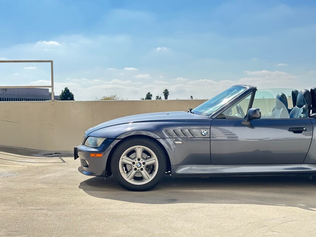 https://static.cargurus.com/images/forsale/2023/10/25/01/37/2000_bmw_z3-pic-3224466209635481660-1024x768.jpeg