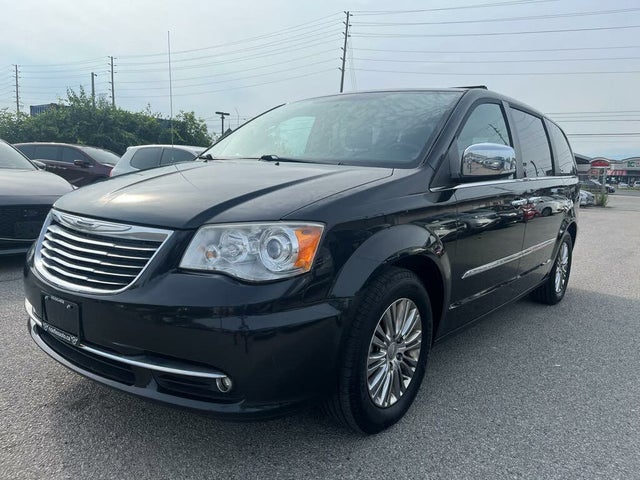 Chrysler Town & Country Limited FWD 2011