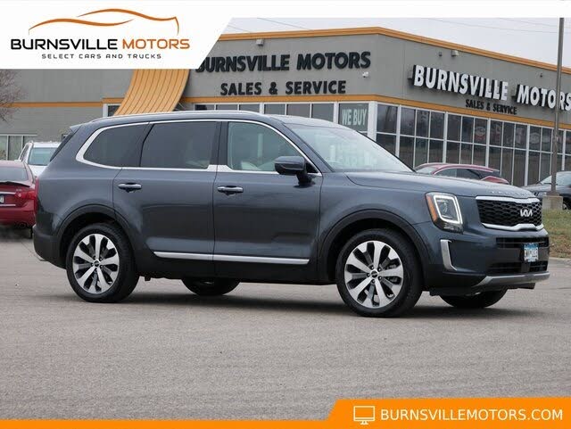 https://static.cargurus.com/images/forsale/2023/12/15/22/33/2022_kia_telluride-pic-1891711595371864760-1024x768.jpeg