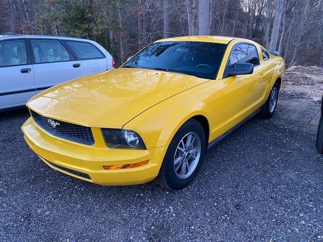2005 Ford Mustang V6 Premium Coupe RWD