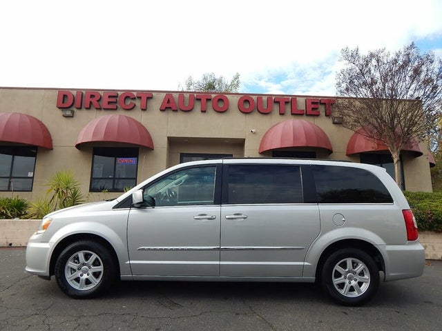 2012 Chrysler Town & Country Touring FWD