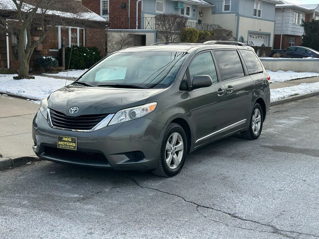 2011 toyota best sale sienna 8 passenger