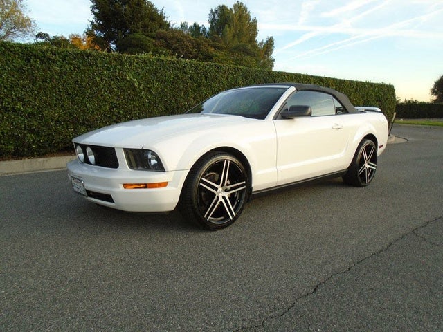 2005 Ford Mustang V6 Premium Convertible RWD