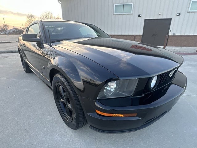 2005 Ford Mustang GT Deluxe Coupe RWD
